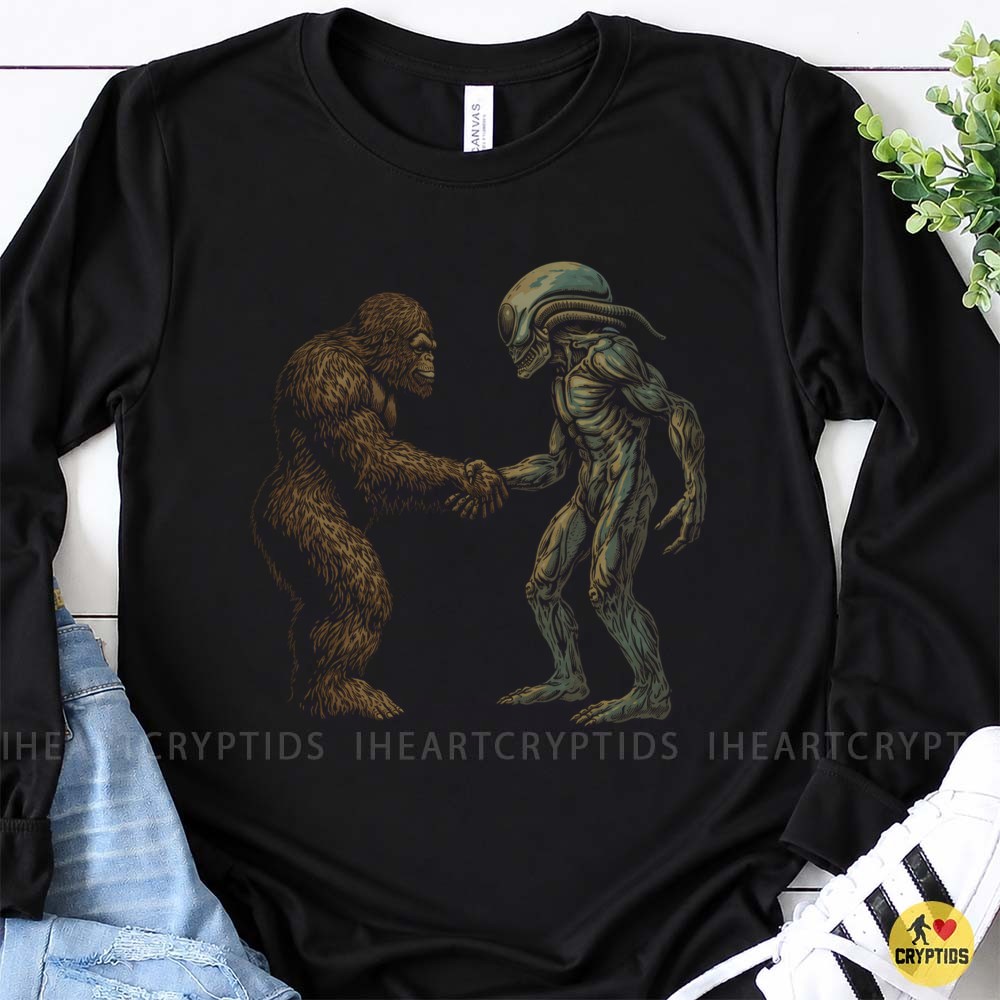 Bigfoot And Xenomorph Handshake Funny Cryptid Alien Movie T-Shirt 2 Bigfoot And Xenomorph Handshake Funny Cryptid Alien Movie Shirt