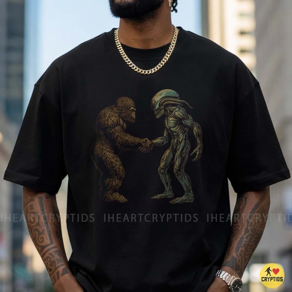 Bigfoot And Xenomorph Handshake Funny Cryptid Alien Movie T-Shirt 5 Bigfoot And Xenomorph Handshake Funny Cryptid Alien Movie Shirt