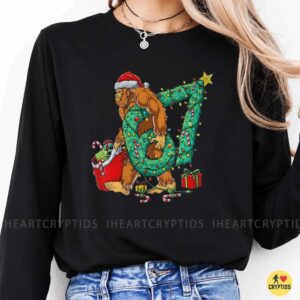 Bigfoot Santa Class Of 1967 Christmas Tree Lights 67th Birthday Holiday Funny Shirt
