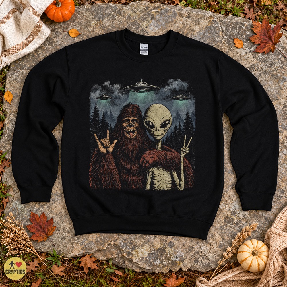 Bigfoot & Alien Best Friends Vintage UFO Funny T-Shirt 1 Bigfoot & Alien Best Friends Vintage UFO Funny Shirt